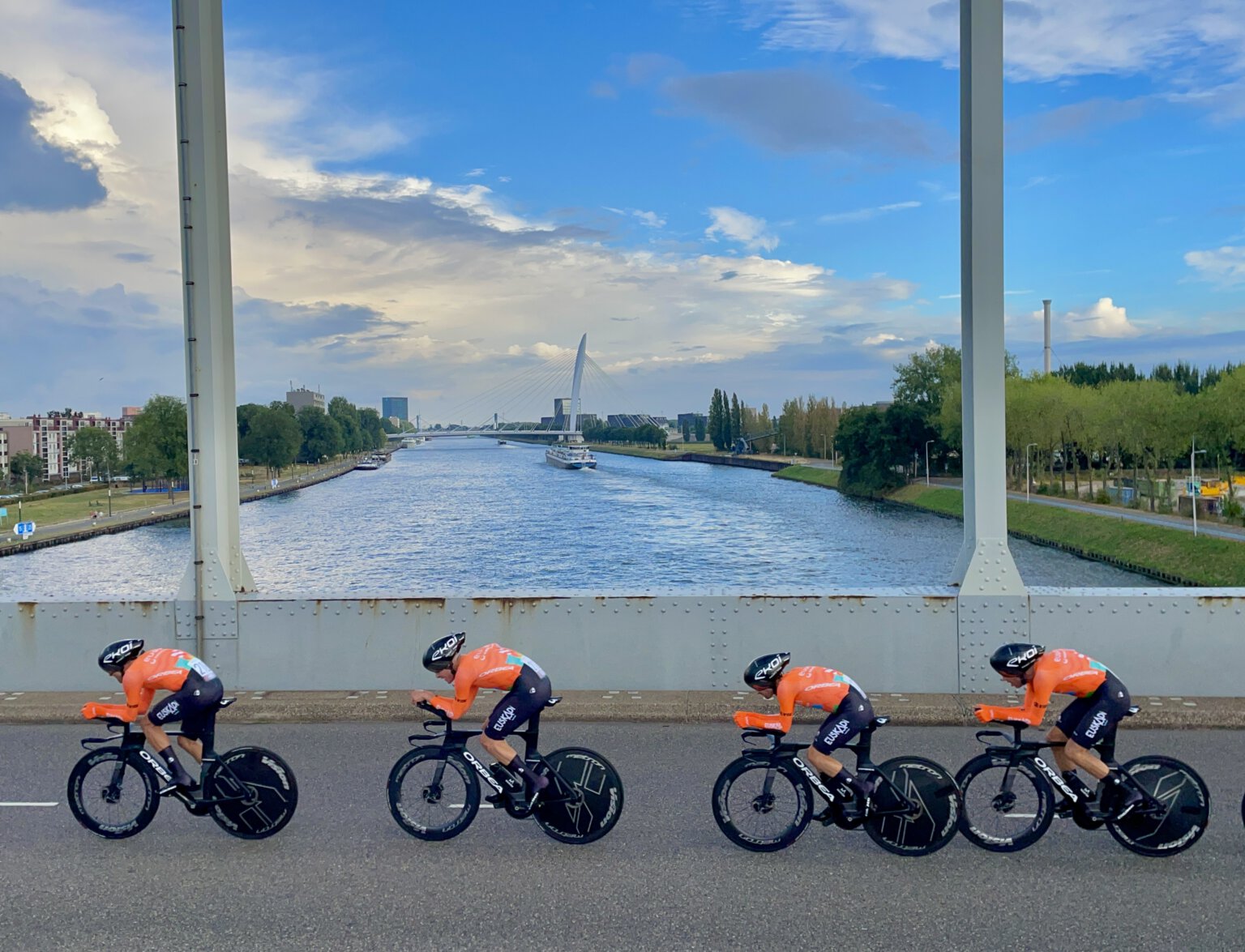 de ploegentijdrit over het amsterdam rijnkanaal tijdens de vuelta op 19 augustus 2022